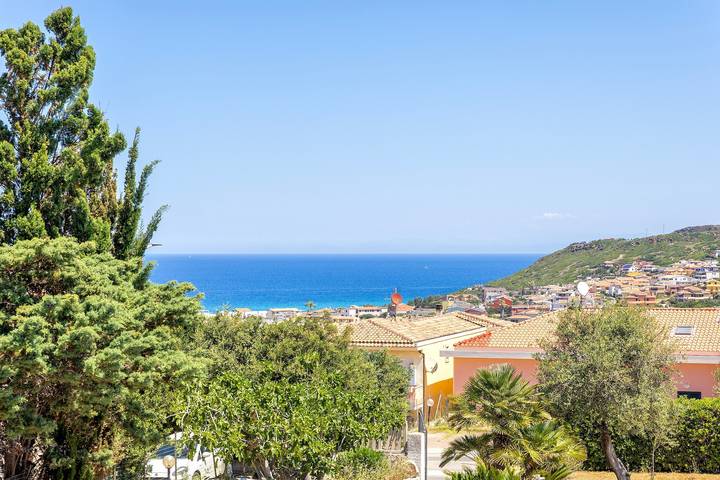 Appartamento intero, Appartamento 'Attico Villa Stefania' con Vista Mare, Wi-Fi e Aria Condizionata in Lu Bagnu, Castelsardo