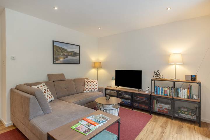 Entire apartment, Apartment 'Ruhige Fewo Südhang Am Waldesrand' with Private Terrace, Private Garden and Wi-Fi in Bad Arolsen, Landkreis Waldeck-Frankenberg