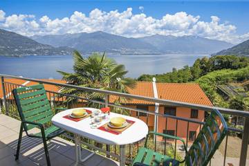 Ferienwohnung für 4 Personen, mit Seeblick und Balkon in Maccagno con Pino e Veddasca