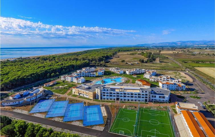 Appartamento intero, Accogliente appartamento con piscina, cucina e parcheggio - a soli 700 m dalla spiaggia! in Scanzano Jonico, Golfo di Taranto