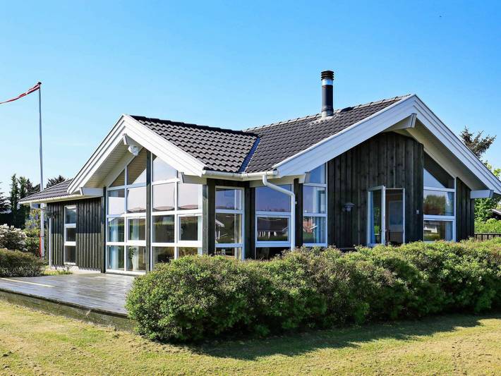 Ferieudlejning for 6 personer, med Terrasse og Have i Sæby