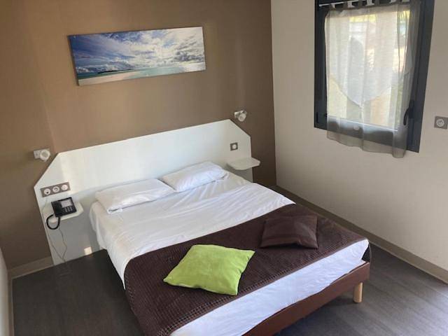 Hôtel pour 3 personnes, avec terrasse, animaux acceptés à Notre-Dame-de-Sanilhac - 2