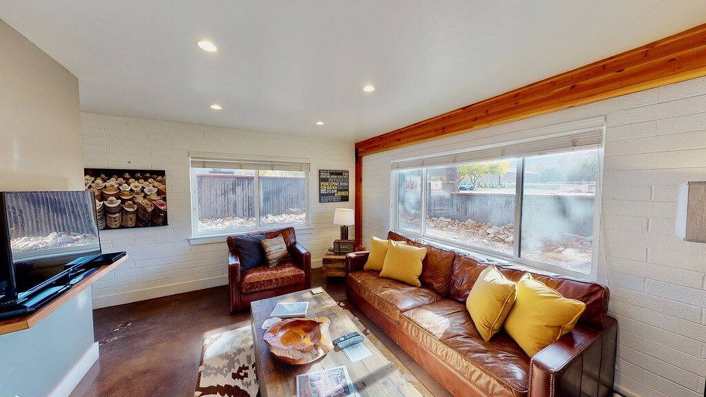 Ganze Wohnung, Apartment in der Innenstadt von Moab mit komplexem Whirlpool, Innenhof und wirklich coolem Interieur in Moab, Arches-Nationalpark