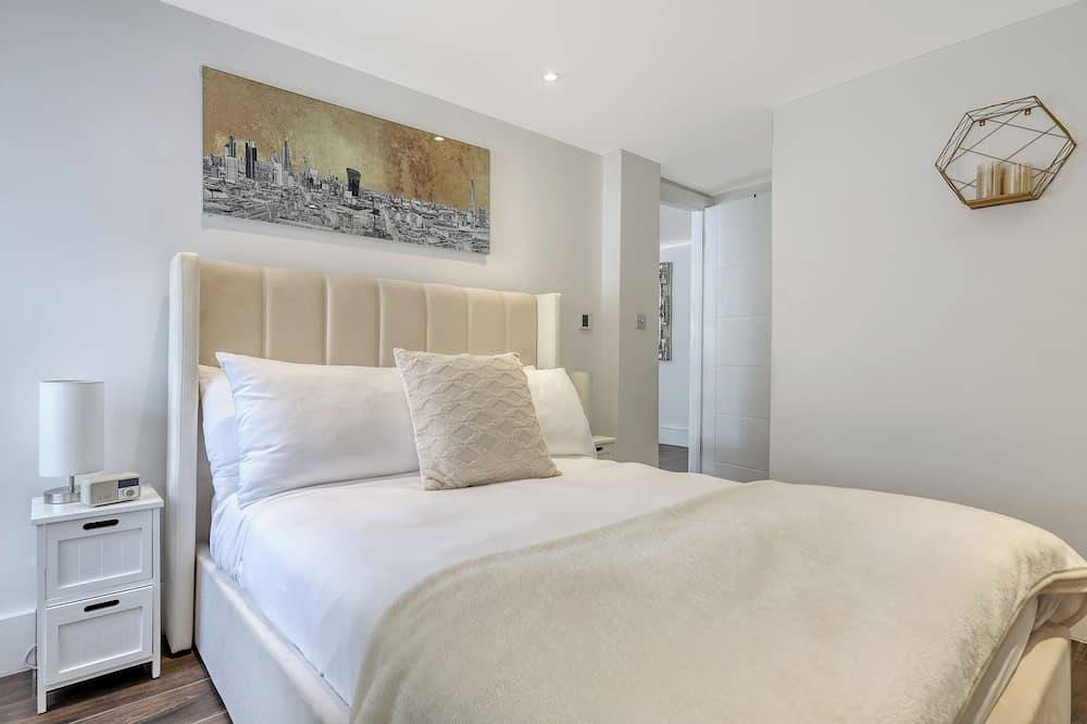 Ganze Wohnung, Writer’s Corner | Luxury 1-Bed with Private Terrace & Parking in Redbridge, London