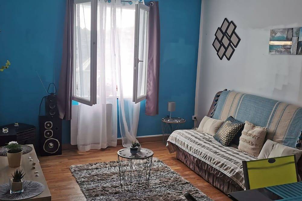 Apartamento inteiro, Appartement T2 au Calme Avec Belle vue sur la Vallée - La Fregate in Cours-la-Ville, Villefranche-sur-Saône (Região)