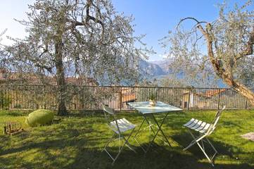 Ferienhaus für 2 Personen, mit Seeblick und Ausblick sowie Garten und Terrasse, mit Haustier am Gardasee