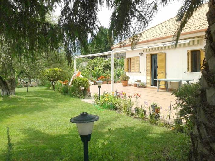 Location de vacances pour 6 personnes, avec Terrasse et Jardin ainsi que Piscine et Vue à Piedimonte Etneo
