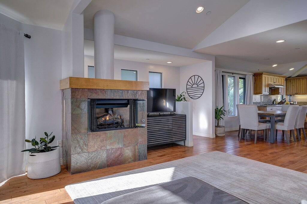 Walk to the Beach/Rooftop Deck with Views/7 beds- 2 Kings/ A/C in Encinitas, San Diego County