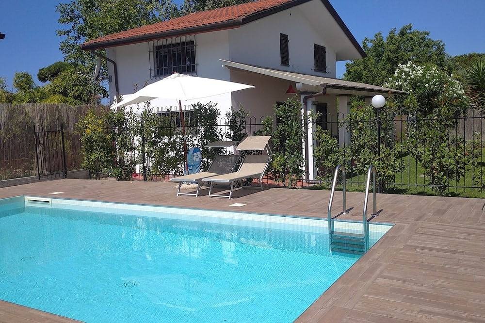 Villetta con piscina a due passi dal mare in Marina di Pietrasanta, Pietrasanta