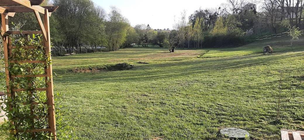 Location de vacances pour 6 personnes, avec vue ainsi que jardin et piscine à Queyssac - 2