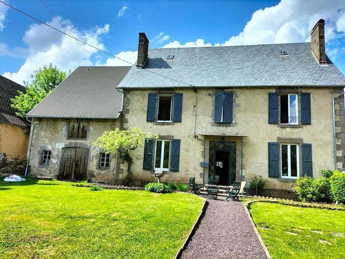 Location de vacances pour 15 personnes, avec jardin, animaux acceptés à Égliseneuve-d'Entraigues