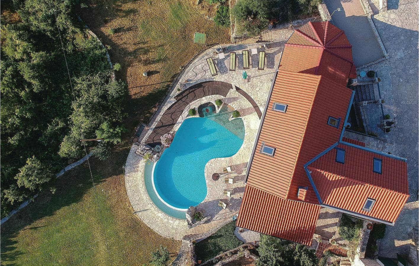 Charmante 33 m² große Wohnung mit Pool, Terrasse, WLAN und Parkplatz in Makarska Riviera
