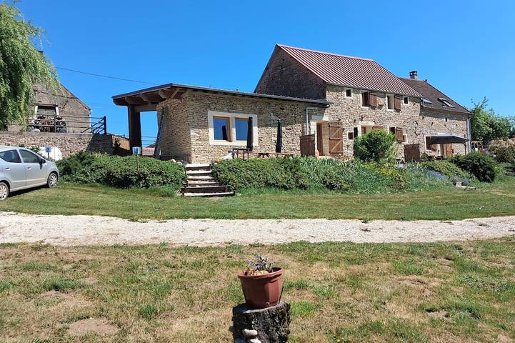 Maison de vacances pour 10 personnes, avec terrasse et jacuzzi ainsi que jardin et piscine, animaux acceptés
