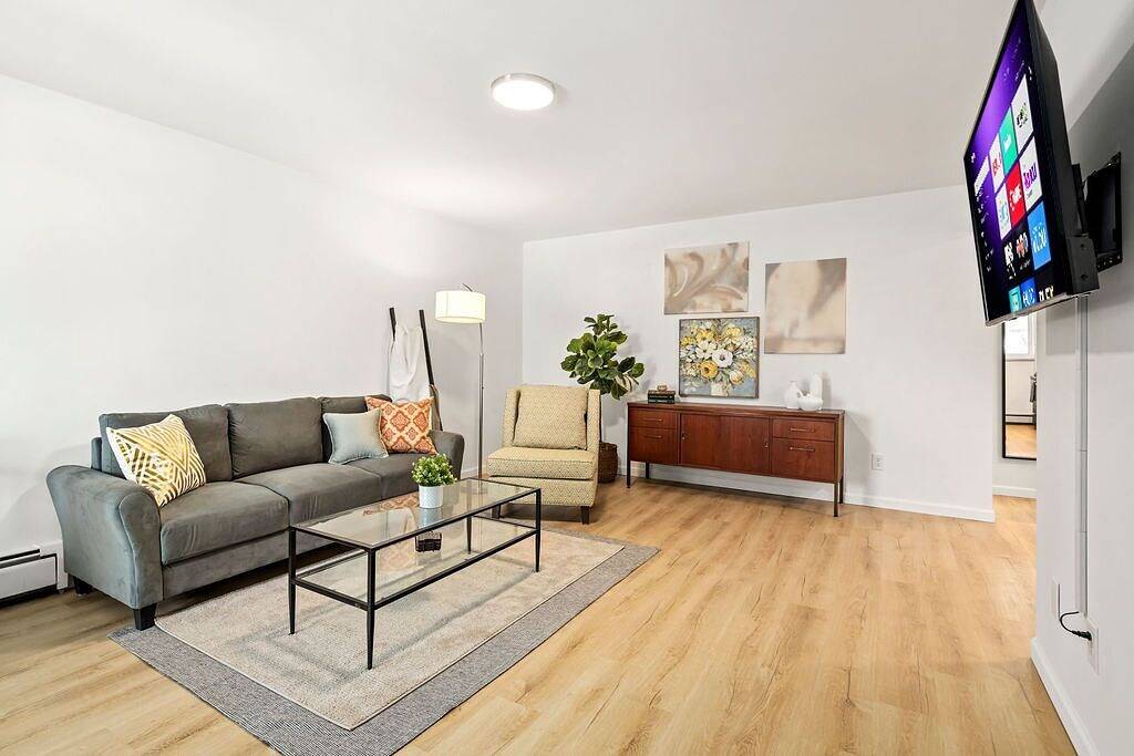 Ganze Wohnung, Bright & Modern Flat | King Bed | Near Downtown in Mount Clemens, Lake St. Clair