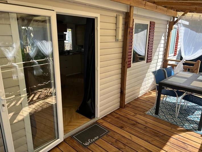 Camping pour 4 personnes, avec jardin ainsi que piscine et terrasse