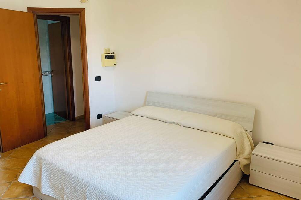 Detached cottage within walking distance of the sea. Ideal for families or several people. in Torre del Greco, Vesuvio National Park