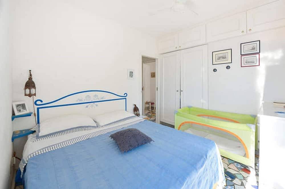 Cottage by the Sea in Cartaromana Bay, with a View of Aragonses Castle in Spiaggia di Cartaromana, Ischia City
