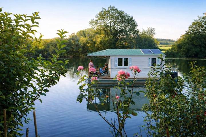 Bateau pour 5 personnes, avec jacuzzi ainsi que piscine et balcon, adapté aux familles dans Côte-d'Or