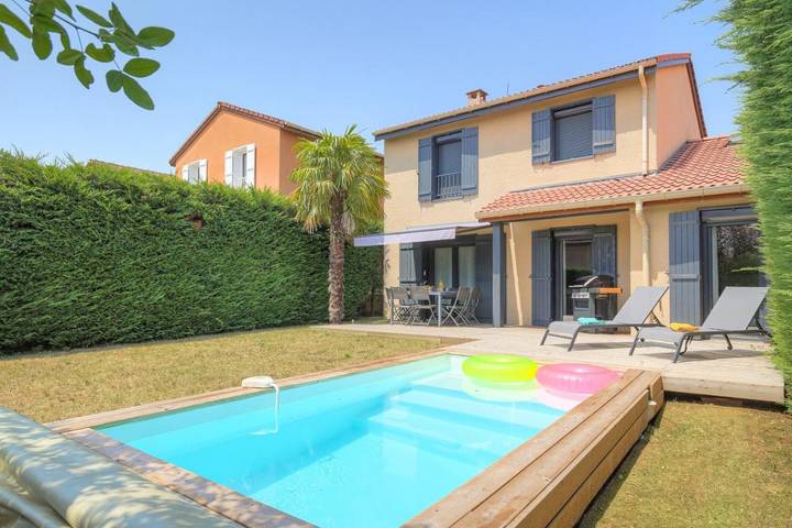 Location de vacances pour 8 personnes, avec Terrasse ainsi que Jardin et Piscine à Saint-Genis-les-Ollières