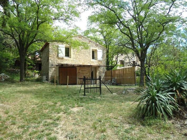 Location de vacances pour 6 personnes, avec Terrasse et Jardin ainsi que Bassin pour enfant et Piscine dans Pic Saint-Loup