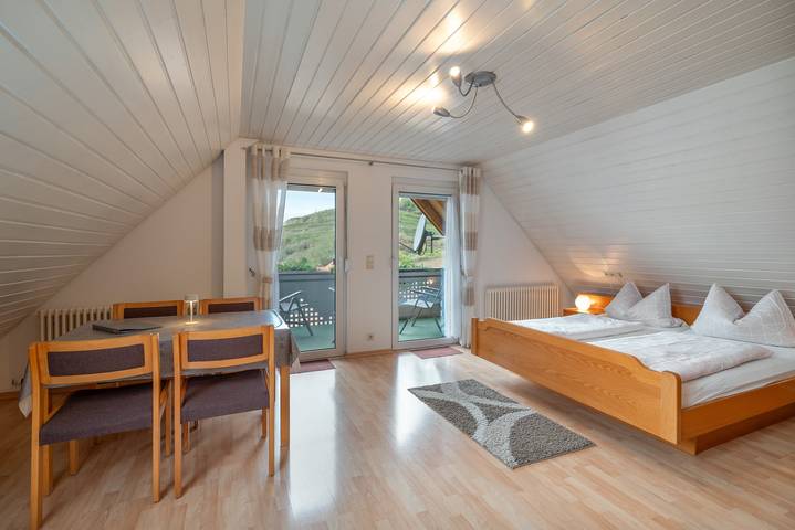 Entire apartment, Apartment D with Mountain View, Balcony and Wi-Fi in Vogtsburg - Schelingen, Vogtsburg