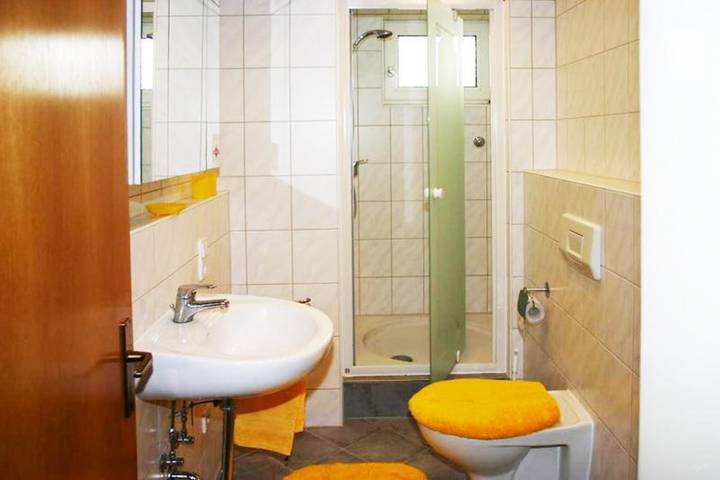 Ganze Wohnung, Gemütliches Urlaubsdomizil in zentraler aber ruhiger Lage - Haus Bauer Ferienwohnung 2 mit Wlan; Parkplatz vorhanden in Wasserburg (Bodensee), Bayerisch Schwaben