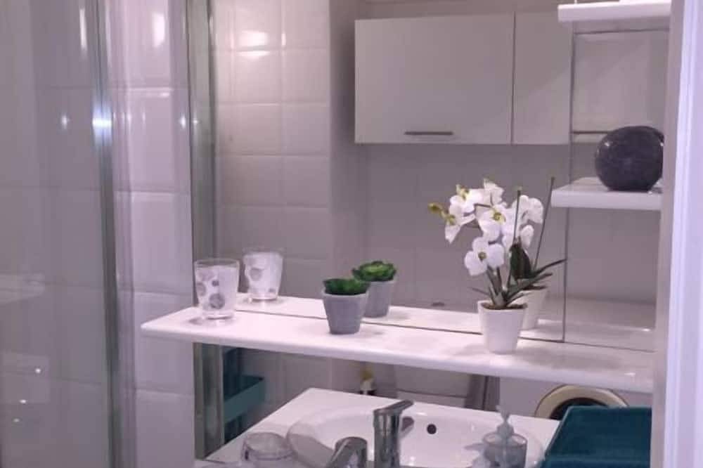 Apartamento entero, Nuevo estudio para 3 personas - Calma absoluta - Playas de Ponteil y Salis in Antibes, Region de Cannes
