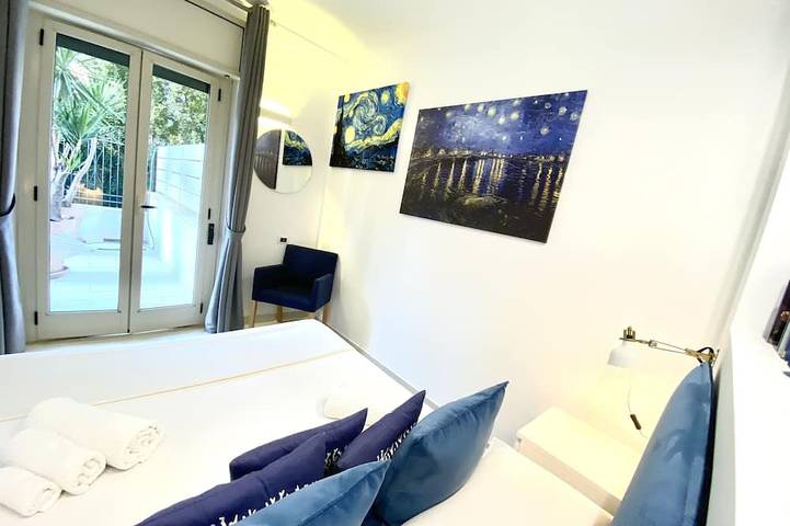 Ganze Wohnung, Suite mit Terrasse 200 Meter vom Meer entfernt in Spiaggia del Convento, Tropea