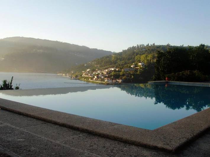Location de vacances pour 6 personnes, avec piscine ainsi que vue et jardin dans Ribadouro