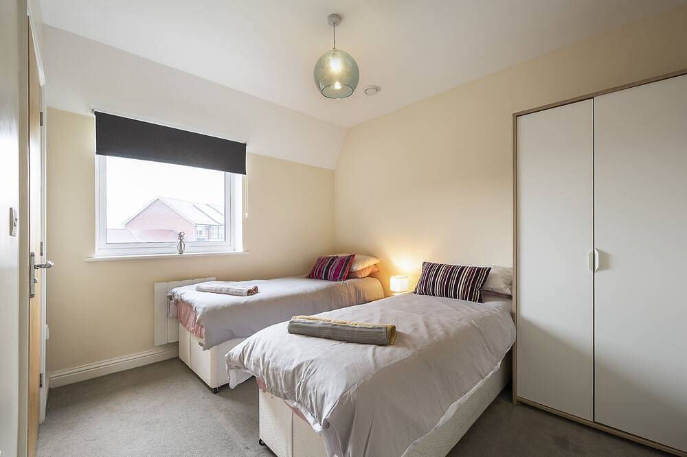Entire apartment, Inaras place 2 bed deluxe with parking in Aylesbury, Buckinghamshire
