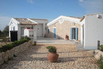 Location de vacances pour 4 personnes, avec jardin et terrasse à Donnalucata