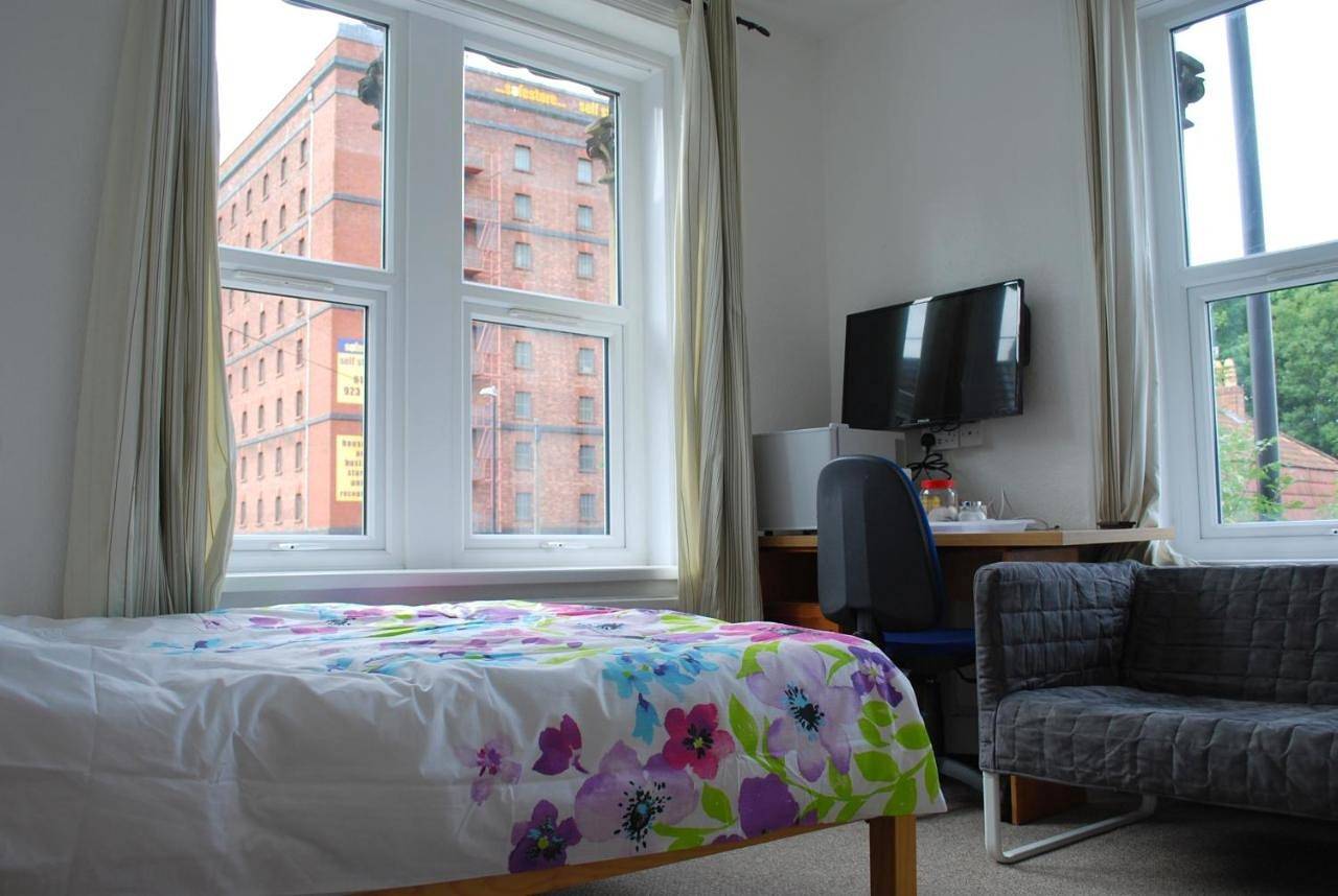 Single Room with Shared Bathroom in Bristol, South West England