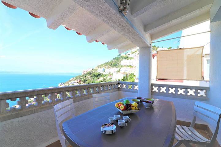 Vacation rental for 4 people, with yard and pool in Roses