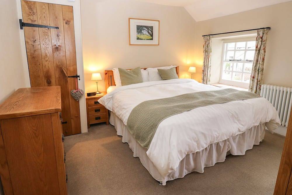 Buttercup Cottage, pet friendly, with open fire in Great Longstone in Great Longstone, Derbyshire