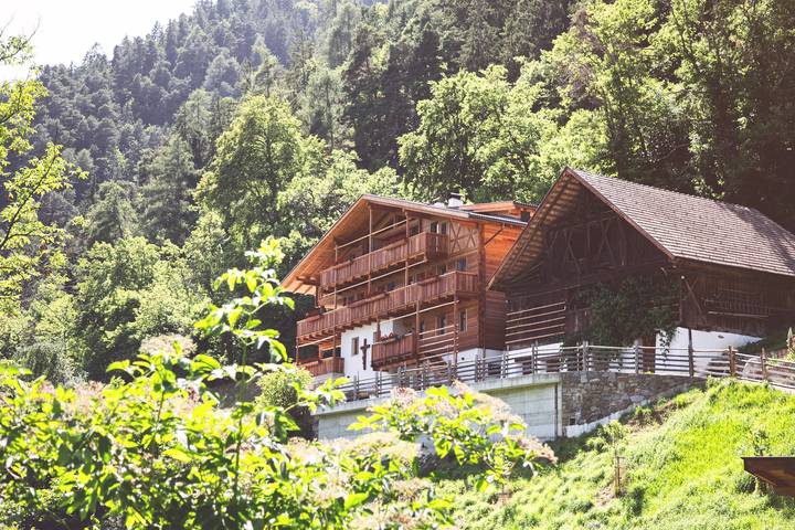 Ganze Wohnung, Ferienwohnung 'Die Jocherin' mit Bergblick, privater Terrasse und Gemeinschaftsgarten in St. Pankraz, Ortleralpen