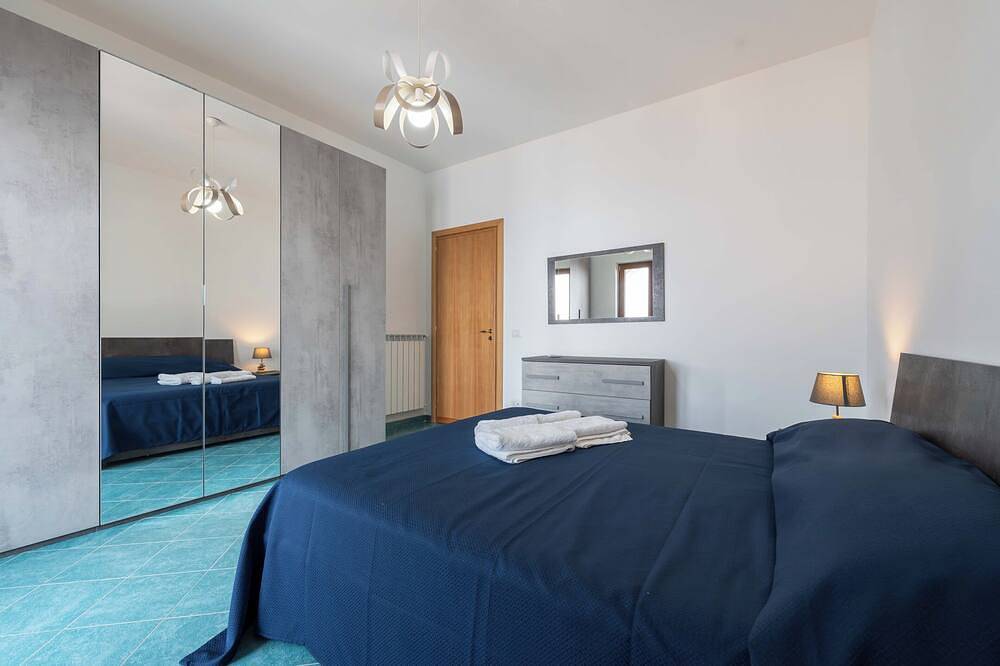 Geheel appartement, Boundless sea views with large furnished terrace, super fast wifi, a/c in Pianillo, Tovere