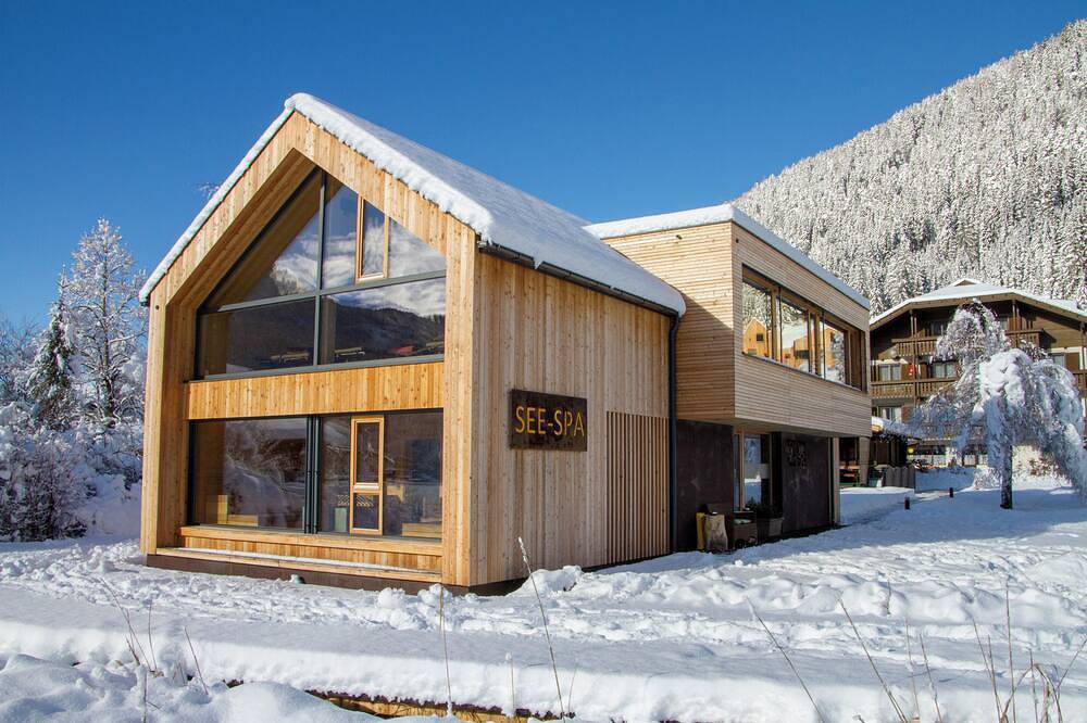 Modernes Holzchalet direkt Weissensee in Kärnten inkl. Strand und See-Spa! in Weissensee, Oberkärnten