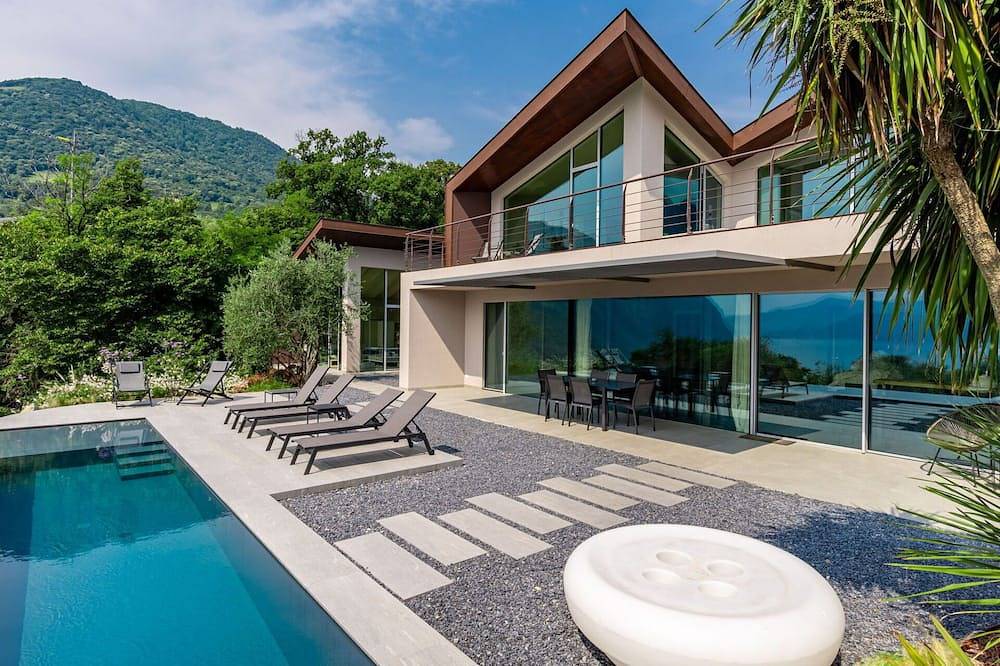Schönes alleinstehendes Ferienhaus mit Whirlpool,  W-Lan, privatem Pool, Tv und Innenhof in Riva di Solto, Gemeinde Riva di Solto