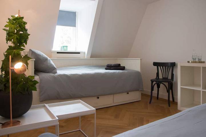 Ganze Wohnung, Canal house top floor in historic center Gouda in Gouda, Groene Hart