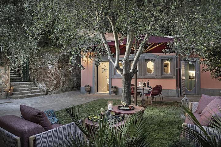 Villa for 4 people, with Hot tub and Terrace as well as Garden in Rome