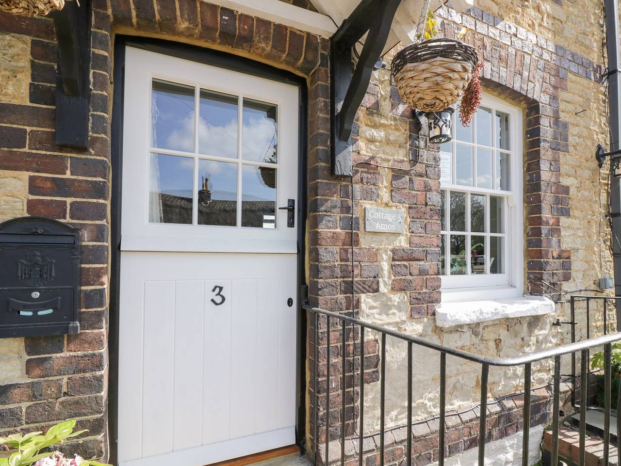 3 Canalside Cottages in Northamptonshire