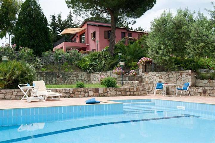 Casa vacanza per 5 persone, con piscina e giardino nonché panorama a Collesano