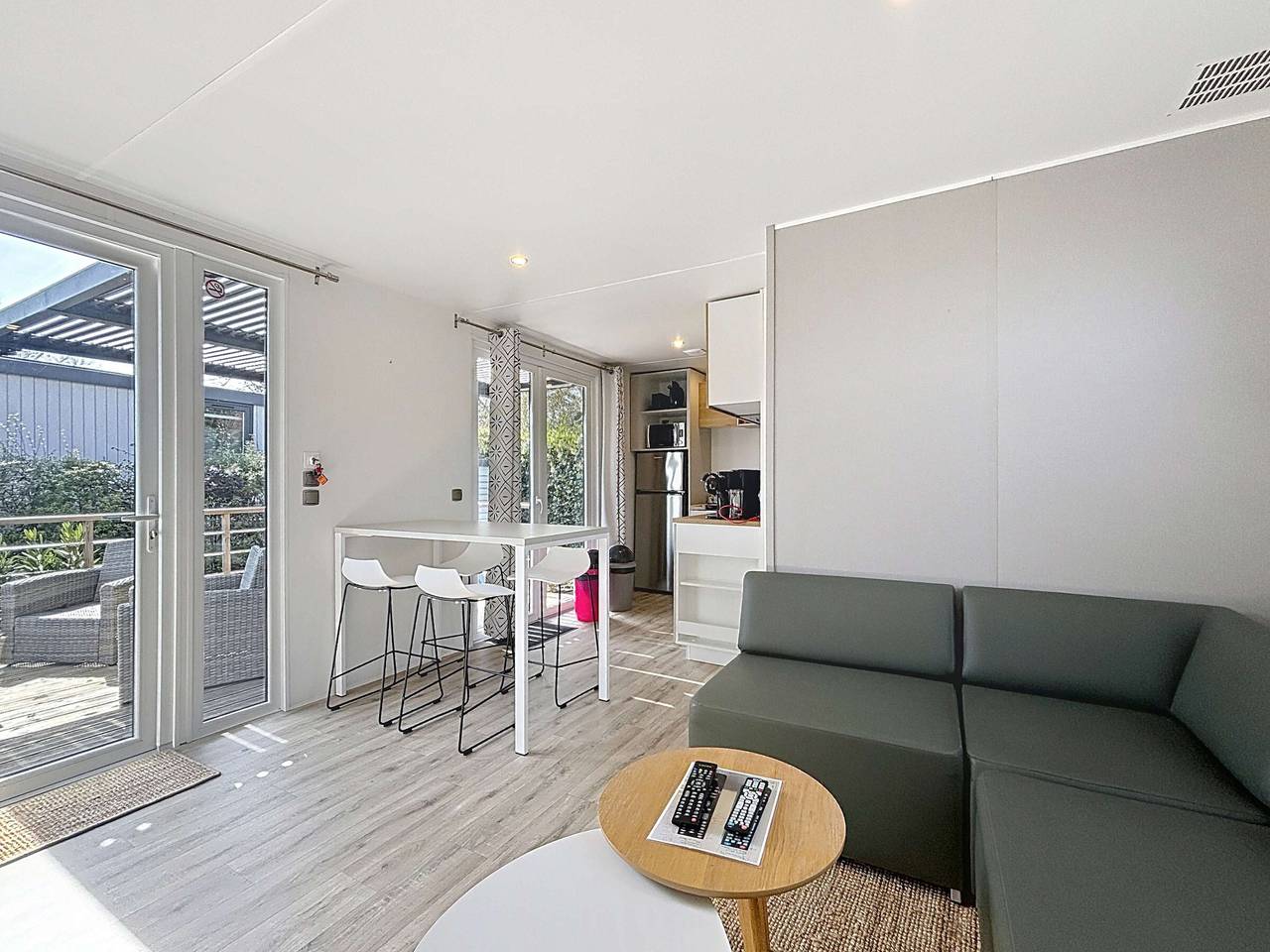 Mobil-home Grand Confort à 200m de la plage, 4 pers, piscine chauffée, parking, Wi-Fi inclus in Jullouville, Côte de la Déroute