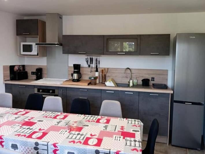 Gîte pour 14 personnes, avec jardin ainsi que piscine et terrasse, adapté aux familles dans Réserve des bisons d'Europe