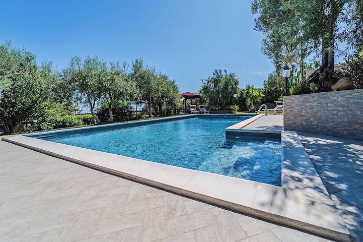 Villa with exclusive swimming pool 5 minutes from the sea in Altavilla Milicia, Palermo Province