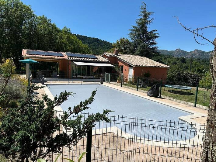 Location de vacances pour 7 personnes, avec piscine ainsi que vue et jardin, animaux acceptés à Saint-Cirgues-de-Prades