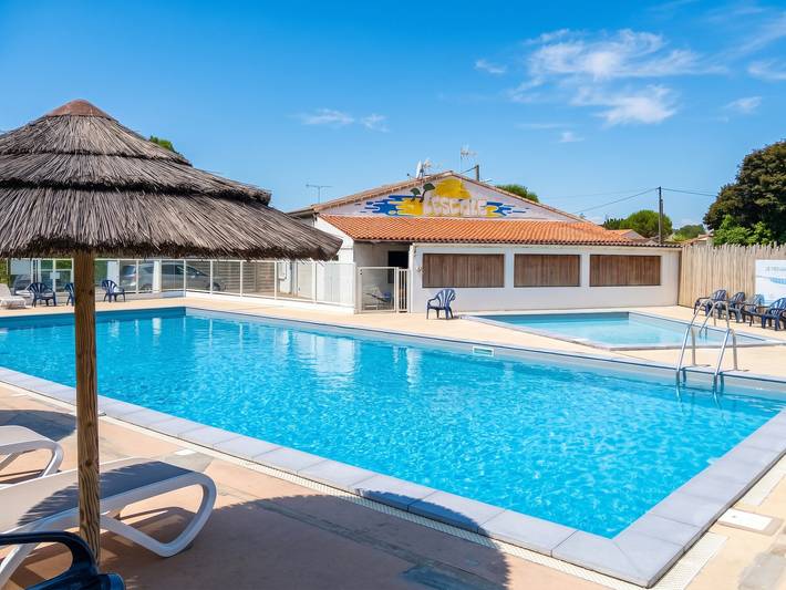 Bungalow pour 6 personnes, avec terrasse ainsi que piscine et jardin - 1