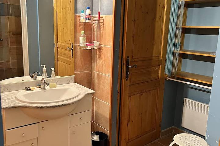 Appartement entier, Gîte 2/4 personnes avec Piscine et Vue sur la vallée de l'Orb in Cessenon-sur-Orb, Côte méditerranéenne (France)