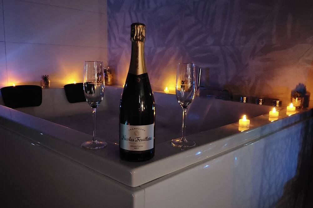 Romantic gite with Spa and starry sky La Maison du Bonheur in Saint-Germer-de-Fly, Río Oise