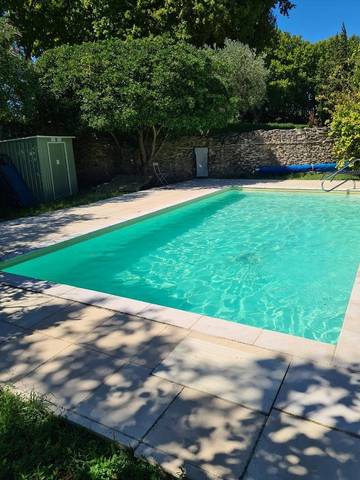 Cottage pour 2 personnes, avec terrasse ainsi que vue et piscine à Mornas
